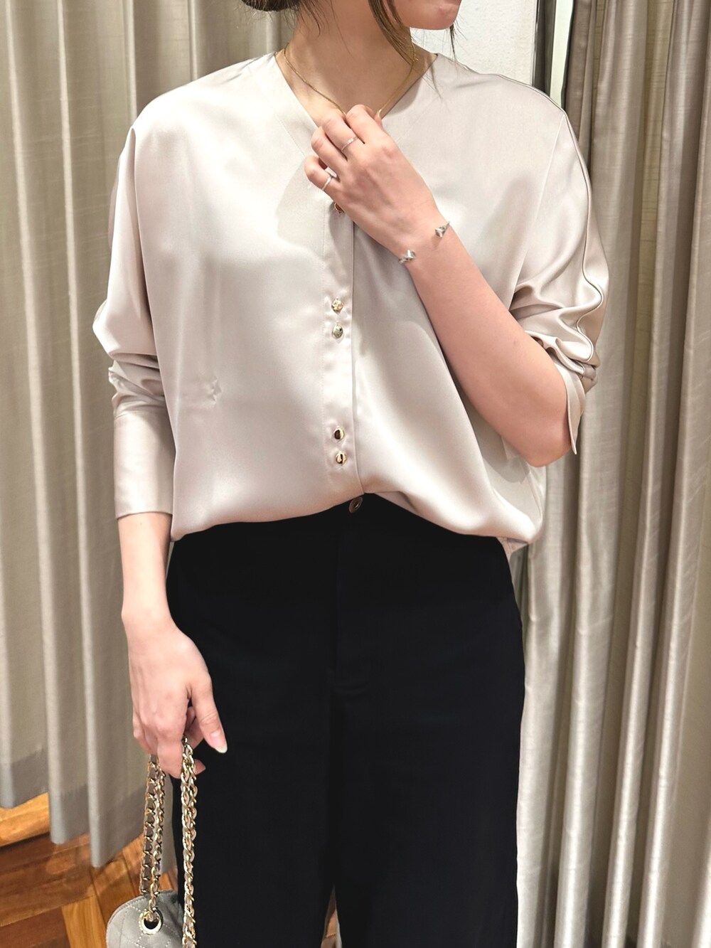 ブラック系のその他パンツ、ベージュ系のショルダーバッグ、ベージュ系のシャツ/ブラウスを着用したレディースの秋コーディネートの4枚目の写真