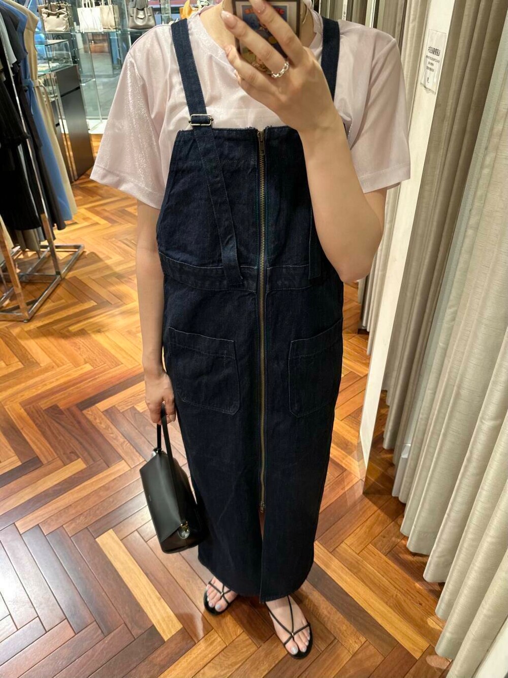 ブルー系のワンピース、ピンク系のTシャツ/カットソー、シルバー系のリングを着用したレディースの夏コーディネートの2枚目の写真