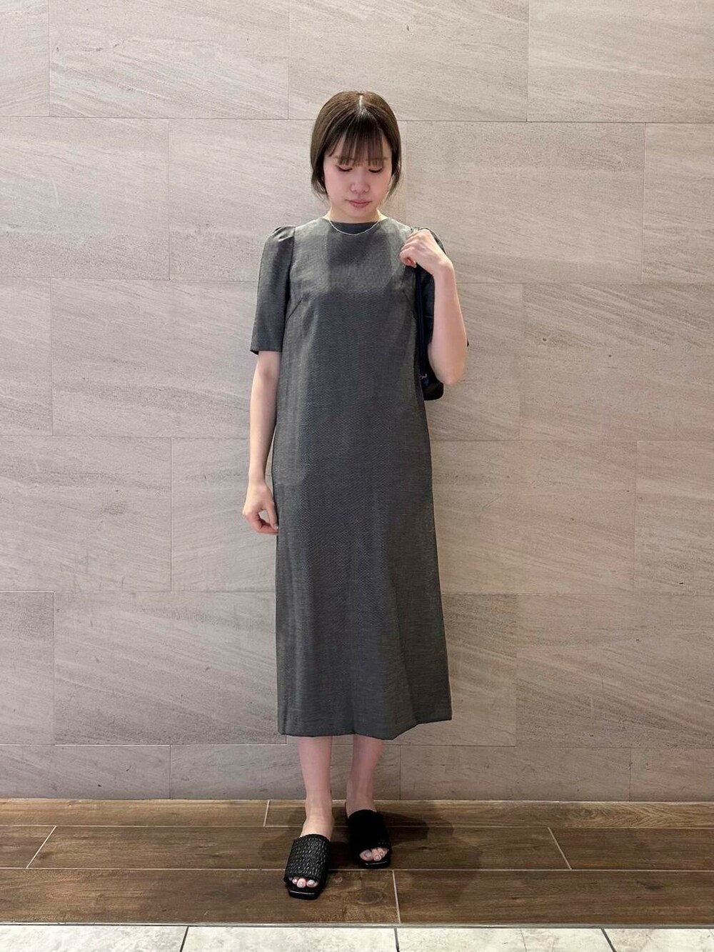 ブルー系のワンピース、シルバー系のネックレスを着用したレディースの夏コーディネートの2枚目の写真