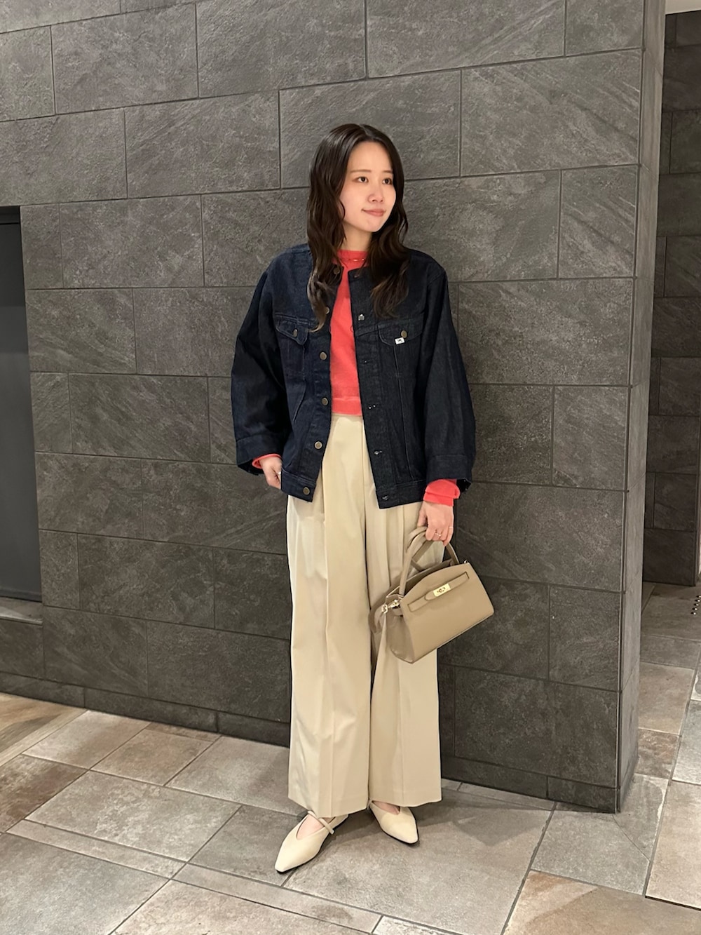 ブルー系のデニムジャケット、ベージュ系のその他パンツ、ピンク系のニット/セーターを着用したレディースの冬コーディネートの5枚目の写真