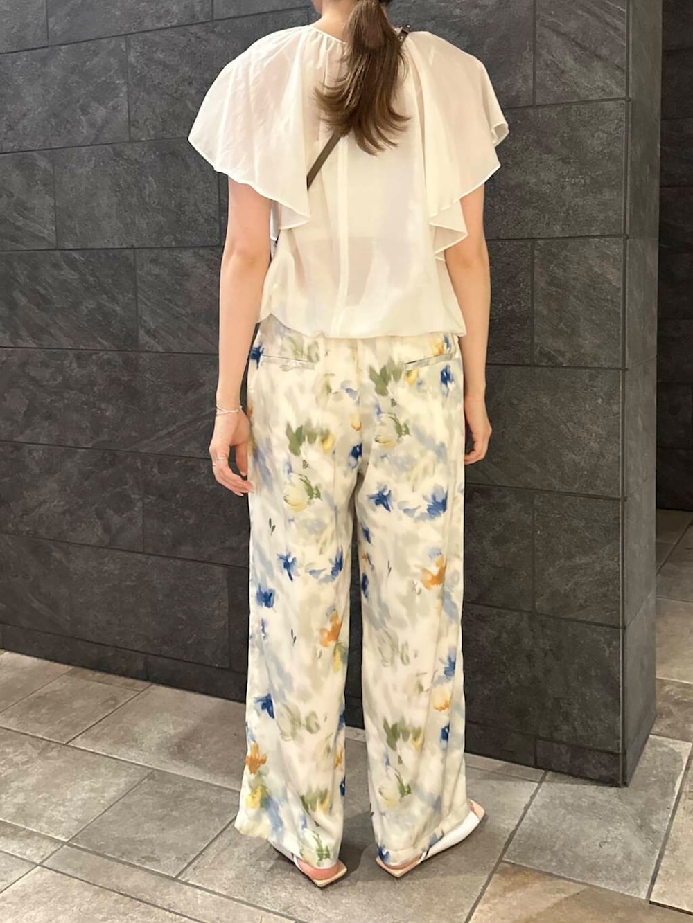 ホワイト系のシャツ/ブラウス、その他のその他パンツ、グリーン系のショルダーバッグを着用したレディースの夏コーディネートの4枚目の写真