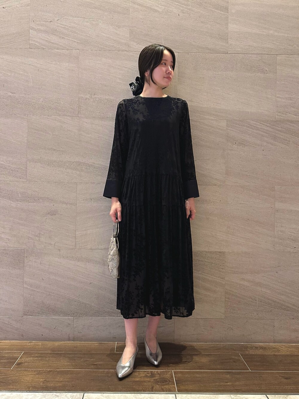 その他のワンピース、ベージュ系のハンドバッグ、シルバー系のパンプスを着用したレディースの秋コーディネートの3枚目の写真