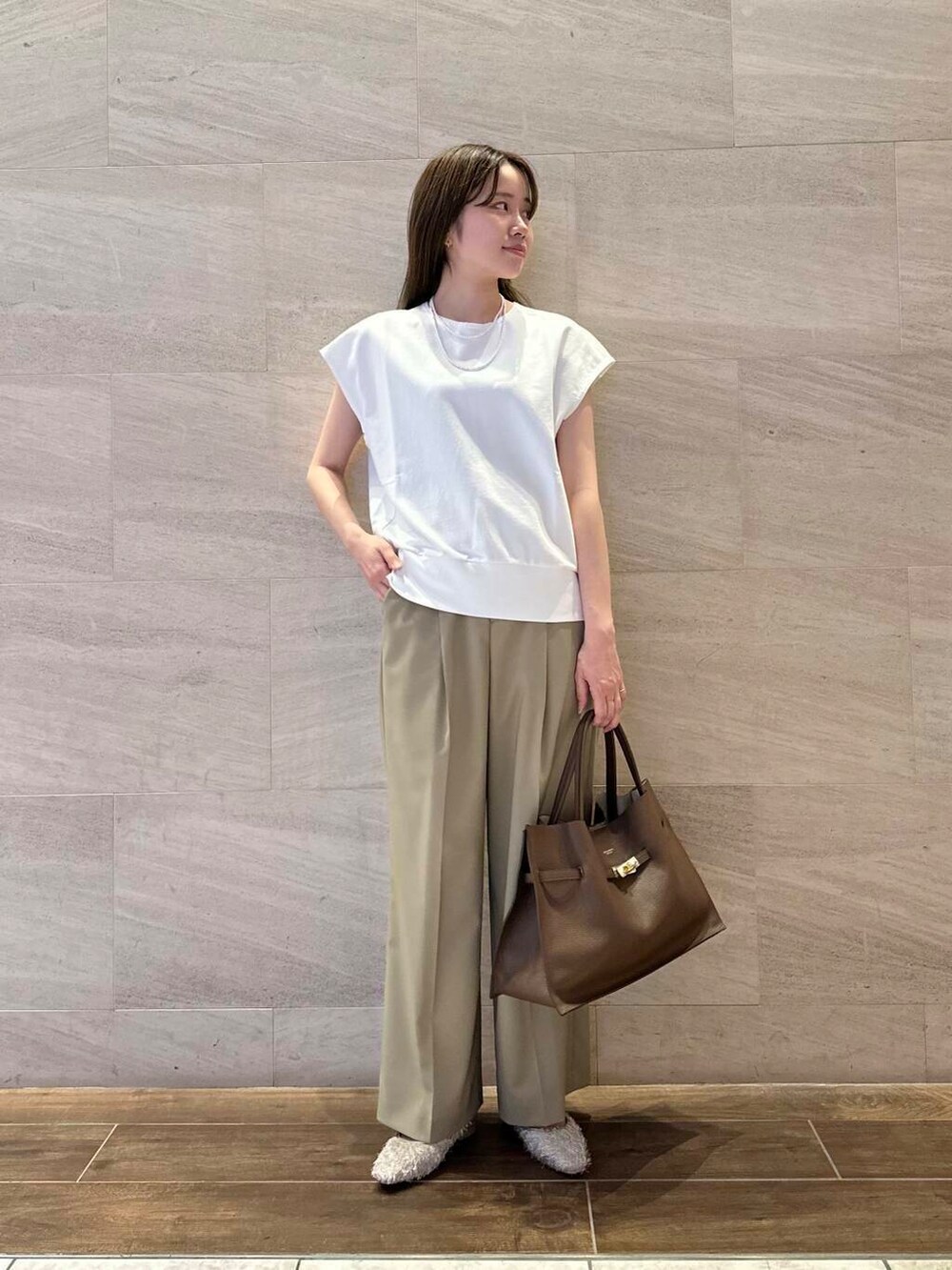 ホワイト系のスウェット、ベージュ系のその他シューズ、シルバー系のネックレスを着用したレディースの夏コーディネートの2枚目の写真