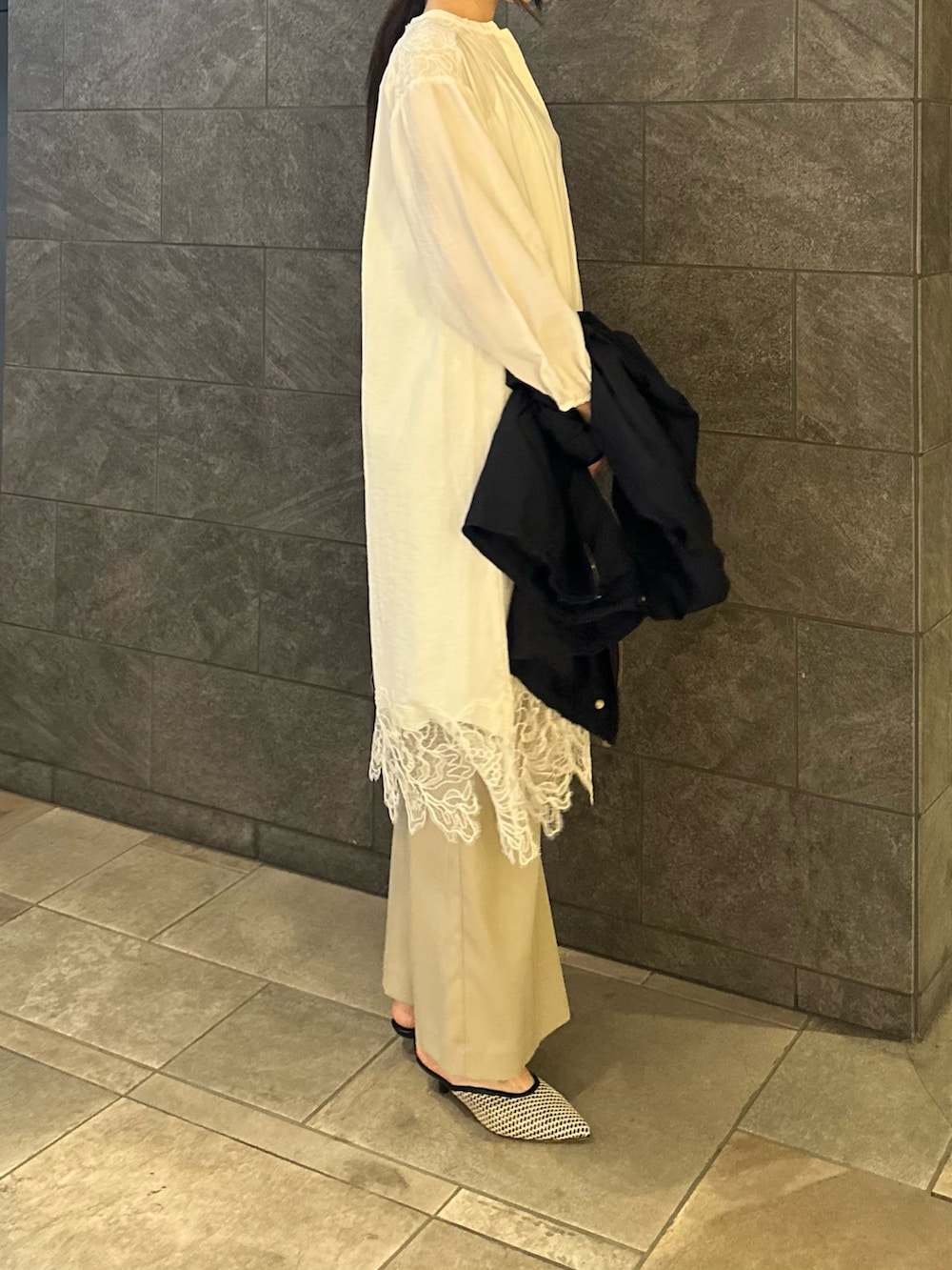 ホワイト系のワンピース、ベージュ系のその他パンツ、ブルー系のその他アウターを着用したレディースの春コーディネートの4枚目の写真