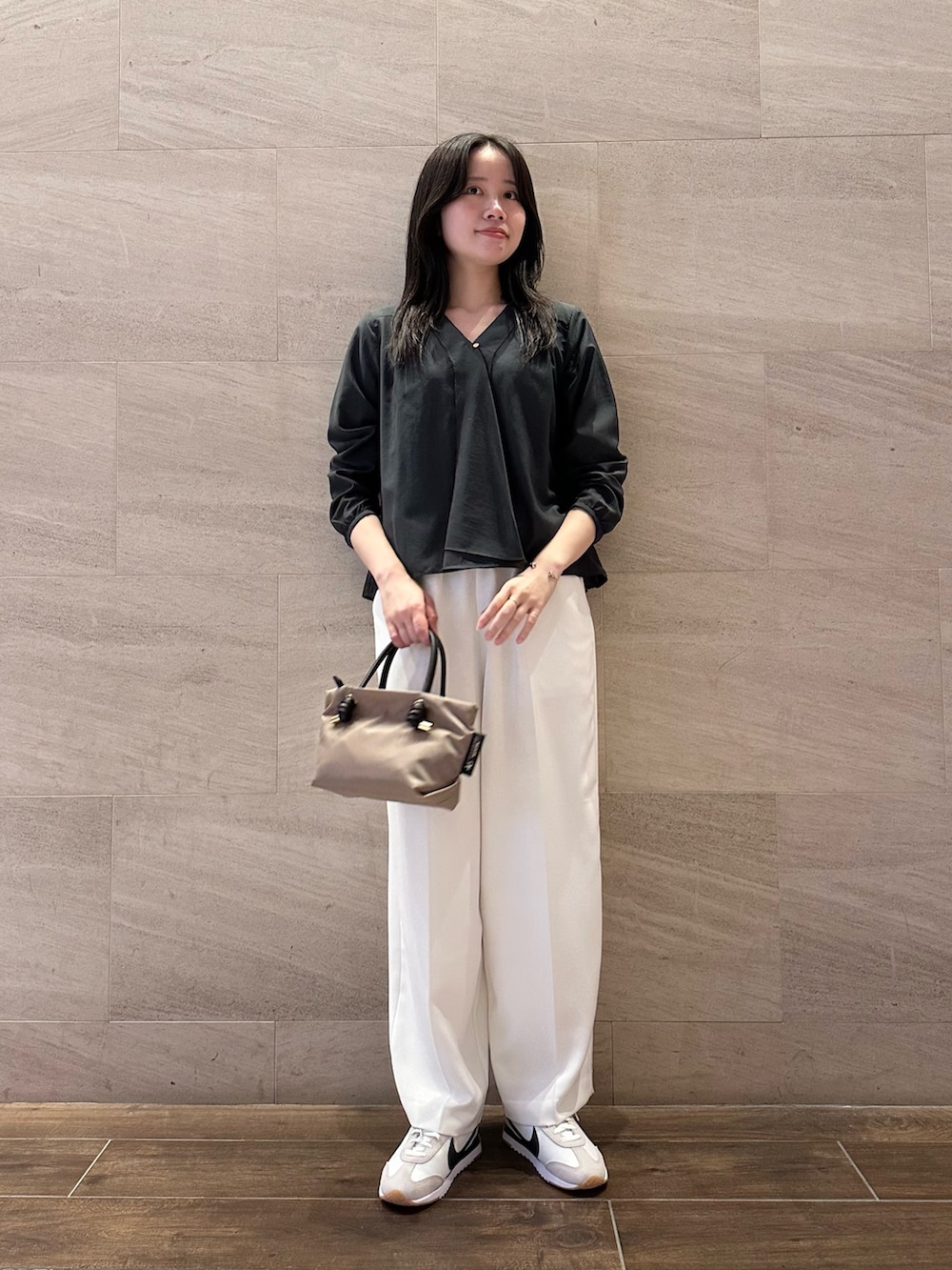 グレー系のシャツ/ブラウス、ホワイト系のその他パンツ、ホワイト系のスニーカーを着用したレディースの秋コーディネートの3枚目の写真