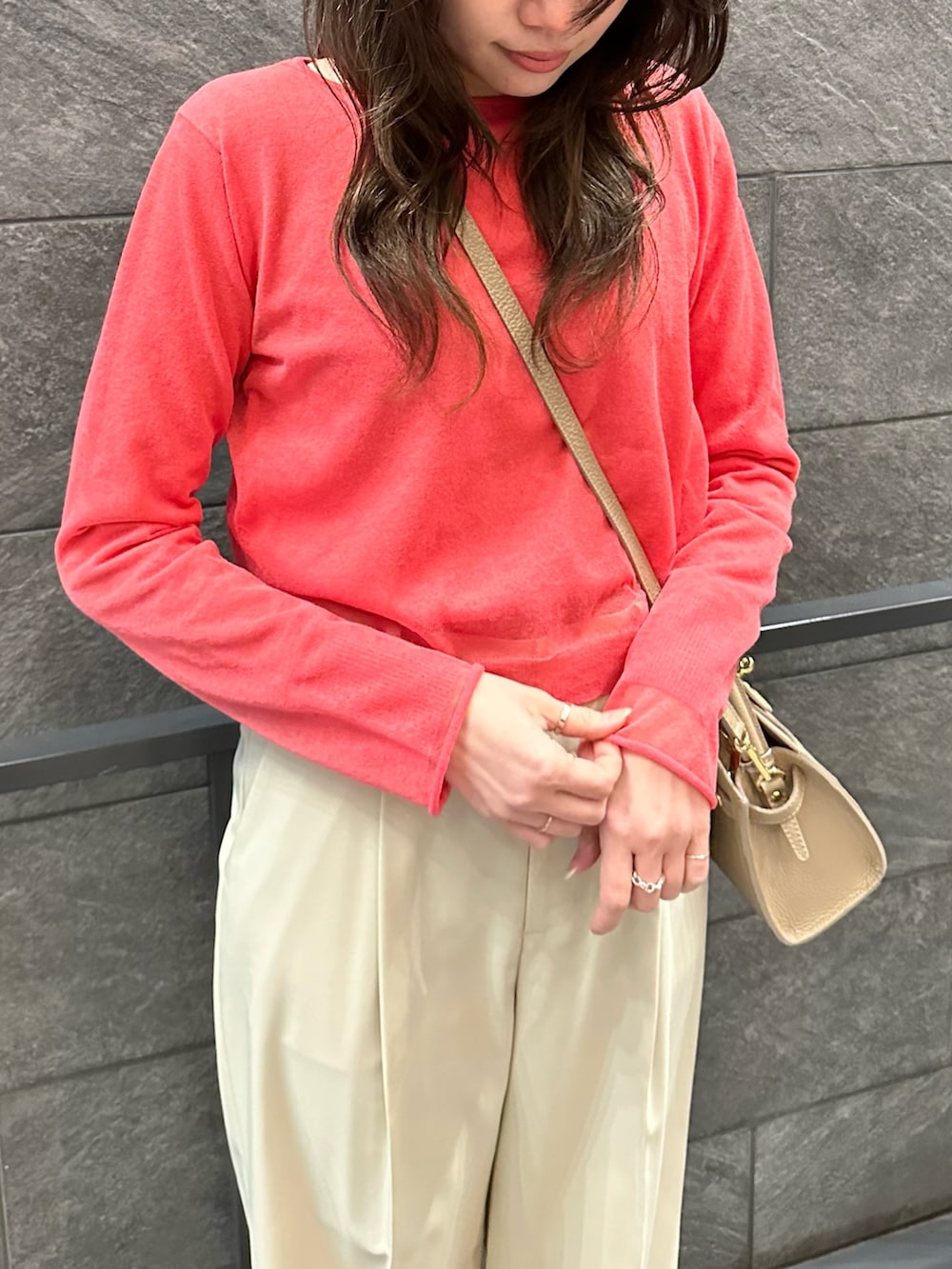 ブルー系のデニムジャケット、ベージュ系のその他パンツ、ピンク系のニット/セーターを着用したレディースの冬コーディネートの3枚目の写真