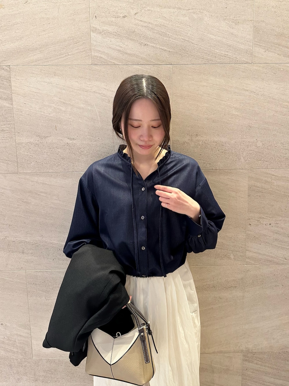ブルー系のシャツ/ブラウスを着用したレディースの春コーディネートの4枚目の写真