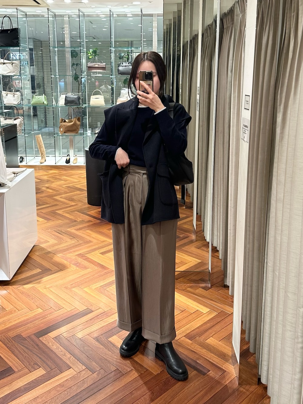 ブルー系のニット/セーター、ブラウン系のその他パンツ、ブルー系のその他アウターを着用したレディースの冬コーディネートの3枚目の写真