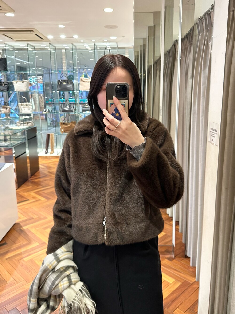 ブラウン系のその他アウター、ブラック系のその他パンツ、ブラック系のスカートを着用したレディースの冬コーディネートの4枚目の写真