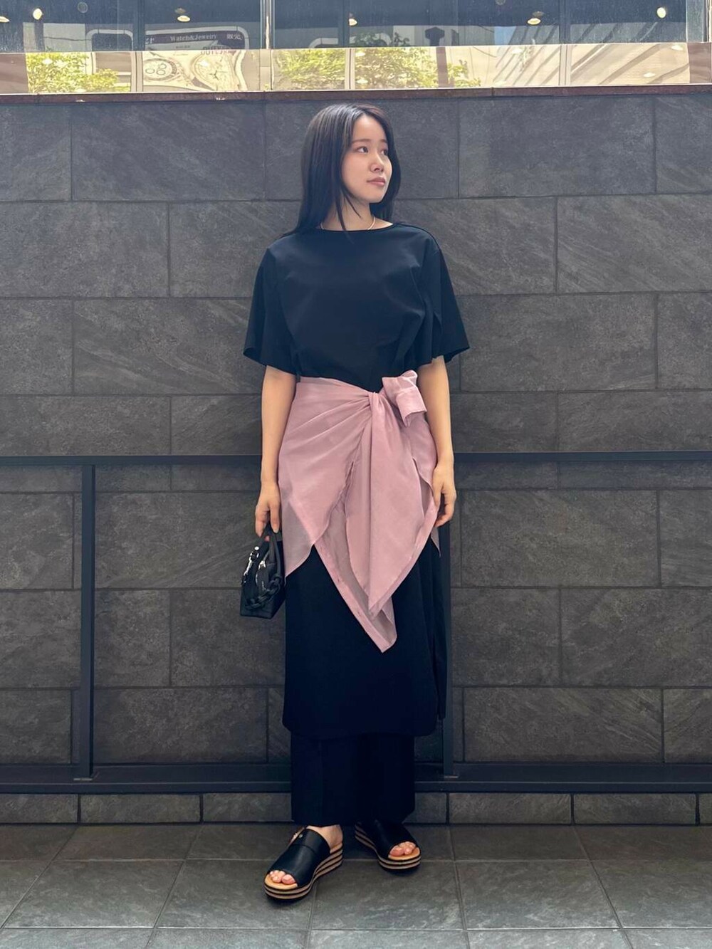 ブラック系のその他パンツ、ピンク系のシャツ/ブラウス、ブラック系のワンピースを着用したレディースの夏コーディネートの5枚目の写真