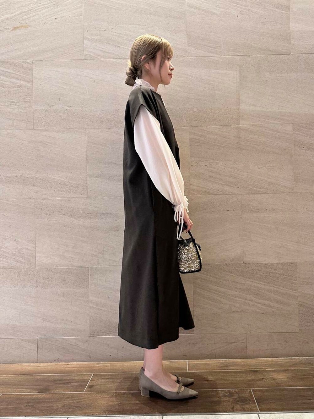 グレー系のパンプス、ホワイト系のシャツ/ブラウス、ブラウン系のワンピースを着用したレディースの秋コーディネートの5枚目の写真