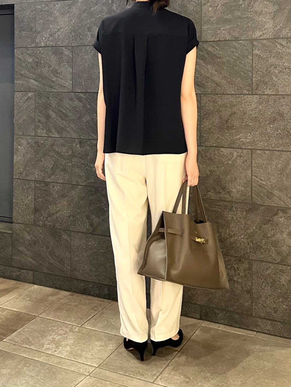 ブルー系のシャツ/ブラウス、ホワイト系のその他パンツ、ブラック系のパンプスを着用したレディースの夏コーディネートの4枚目の写真