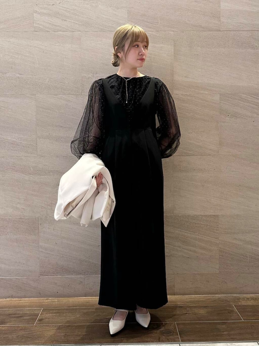 ブラック系のシャツ/ブラウス、ブラック系のサロペット/オーバーオール、ベージュ系のその他アウターを着用したレディースの冬コーディネートの6枚目の写真