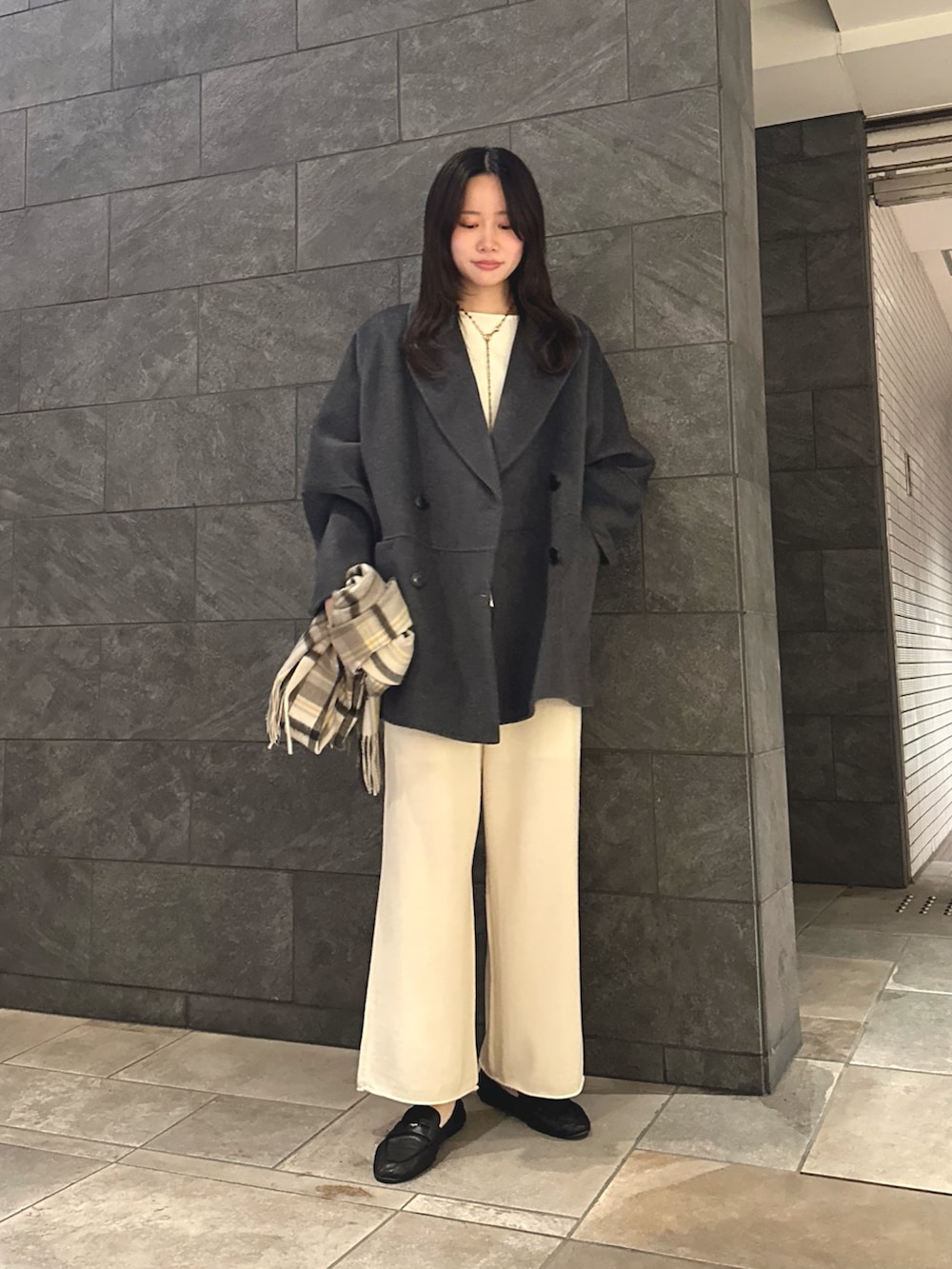 グレー系のピーコート、ホワイト系のシャツ/ブラウス、ホワイト系のその他パンツを着用したレディースの秋コーディネートの2枚目の写真