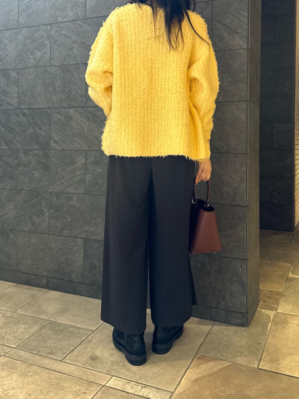 イエロー系のカーディガン/ボレロ、グレー系のその他パンツ、ベージュ系のキャミソールを着用したレディースの秋コーディネートの4枚目の写真