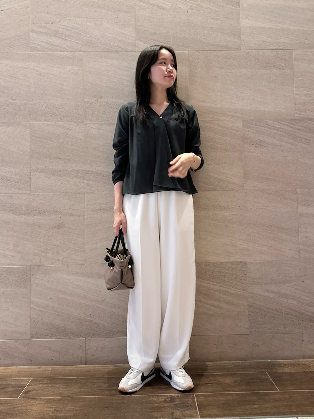 グレー系のシャツ/ブラウス、ホワイト系のその他パンツ、ホワイト系のスニーカーを着用したレディースの秋コーディネートの2枚目の写真