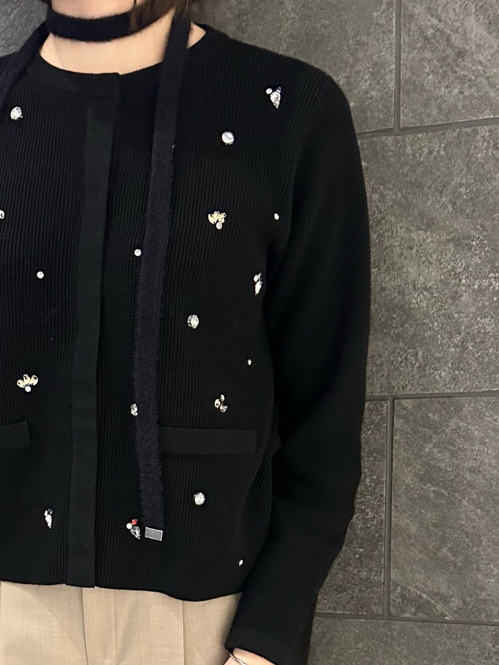 ブラック系のカーディガン/ボレロ、グリーン系のハンドバッグ、ベージュ系のその他パンツを着用したレディースの秋コーディネートの5枚目の写真