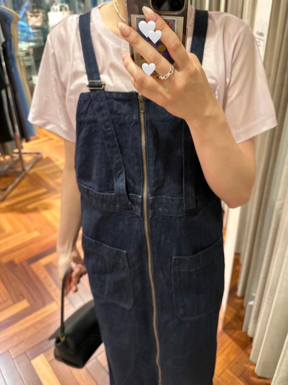 ブルー系のワンピース、ピンク系のTシャツ/カットソー、シルバー系のリングを着用したレディースの夏コーディネートの4枚目の写真