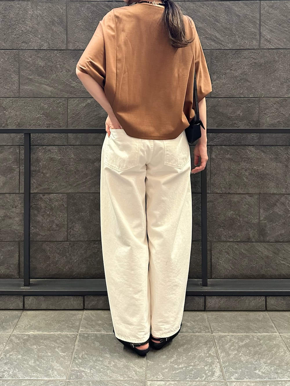 イエロー系のTシャツ/カットソー、ホワイト系のその他パンツ、ブラック系のサンダルを着用したレディースの夏コーディネートの4枚目の写真