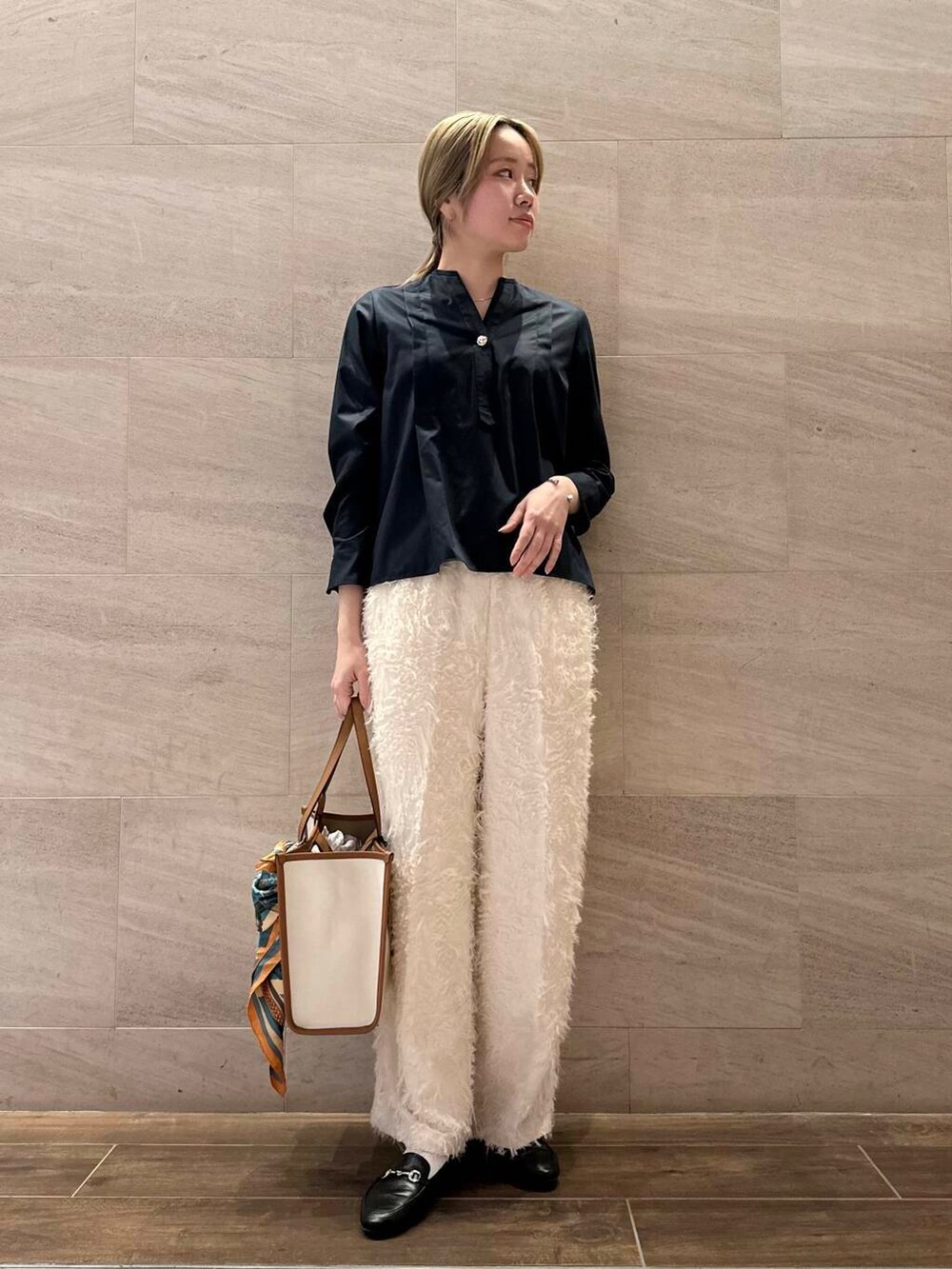 ホワイト系のその他パンツ、グリーン系のトレンチコート、ブルー系のシャツ/ブラウスを着用したレディースの春コーディネートの3枚目の写真