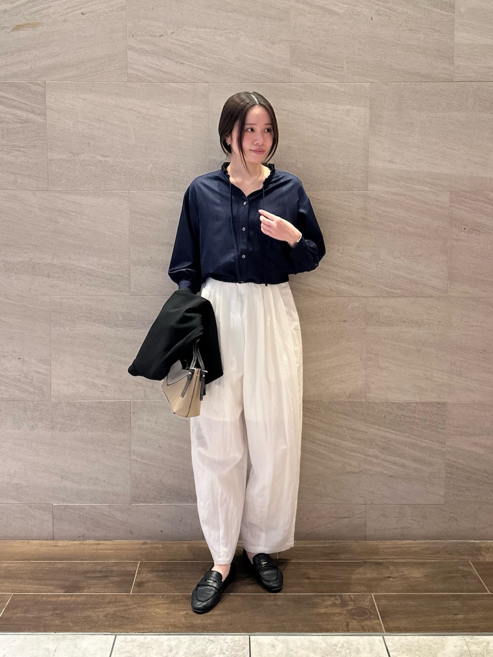 ブルー系のシャツ/ブラウスを着用したレディースの春コーディネートの2枚目の写真