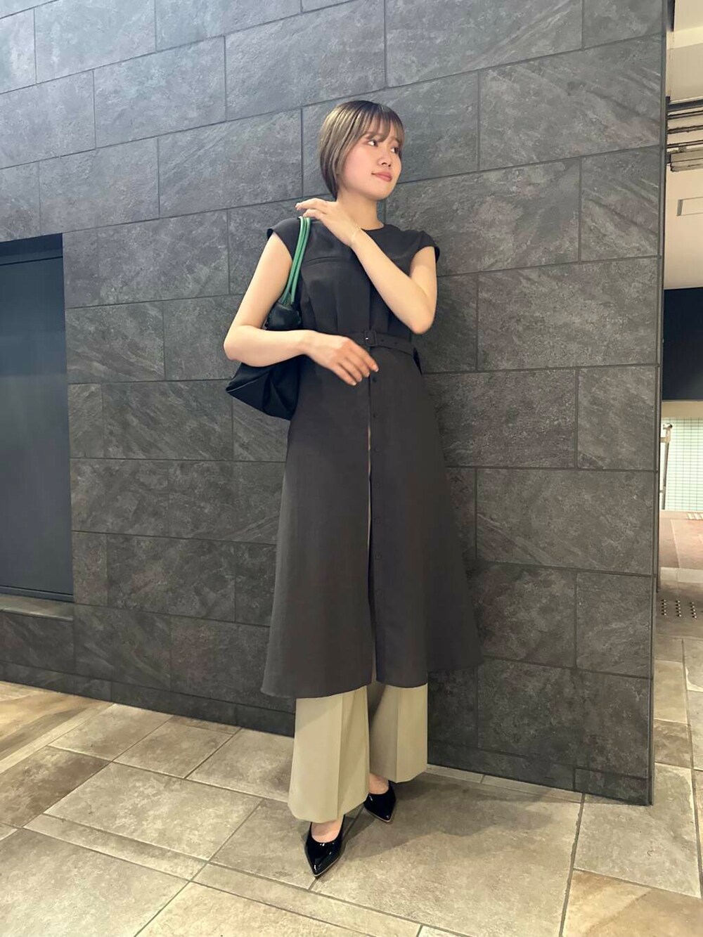 ブラック系のパンプス、ブラウン系のその他パンツ、グレー系のワンピースを着用したレディースの夏コーディネートの3枚目の写真