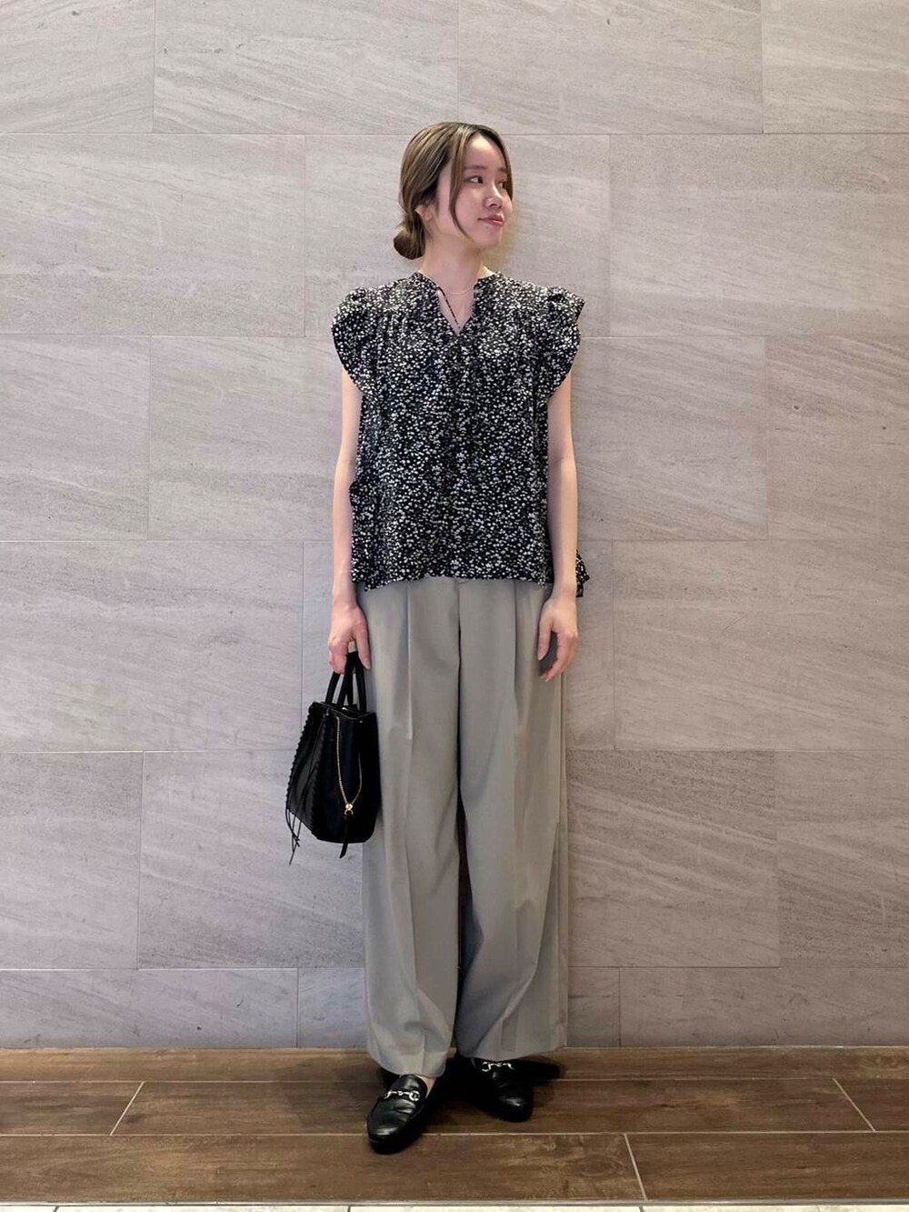 ブラウン系のその他パンツ、ブラック系のシャツ/ブラウス、ブラック系のショルダーバッグを着用したレディースの春コーディネートの4枚目の写真