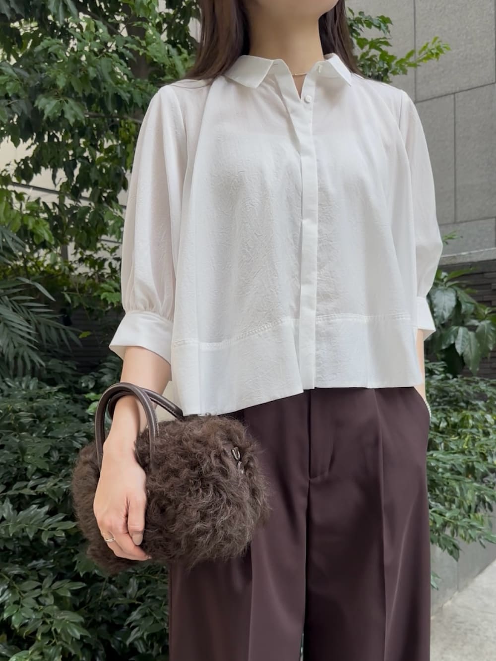 ホワイト系のシャツ/ブラウス、ブラウン系のその他パンツ、ブラウン系のハンドバッグを着用したレディースの夏コーディネートの4枚目の写真