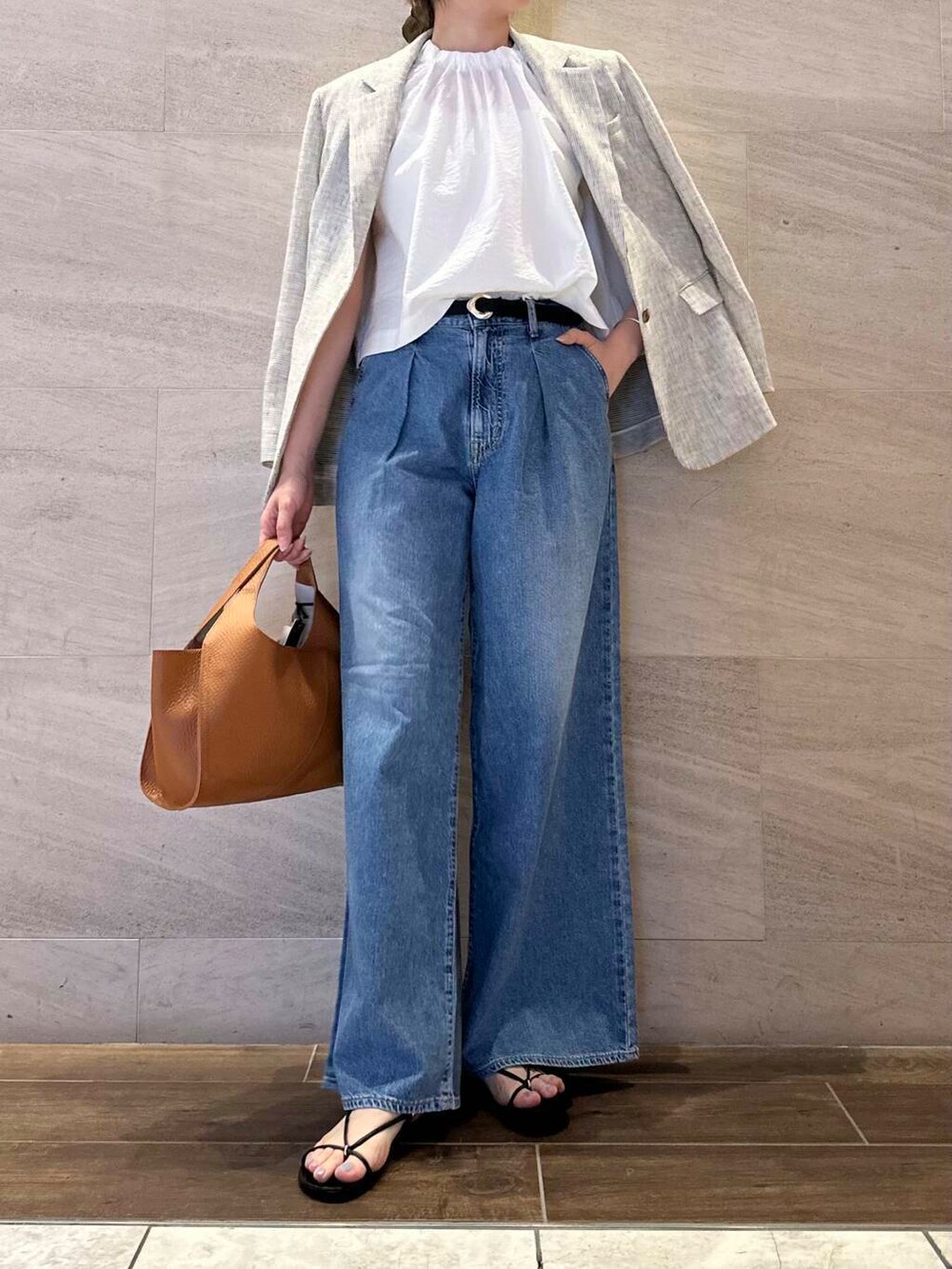 ブルー系のデニムパンツ、ホワイト系のシャツ/ブラウス、ホワイト系のその他アウターを着用したレディースの春コーディネートの6枚目の写真