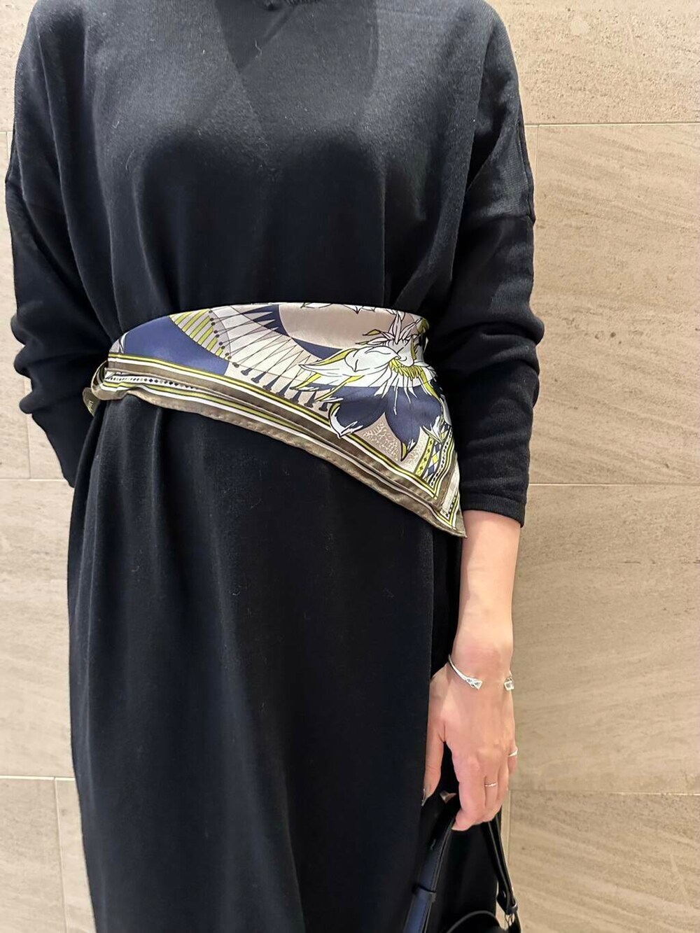 ブラック系のその他パンツ、ブルー系のワンピース、ブラック系のショルダーバッグを着用したレディースの秋コーディネートの7枚目の写真