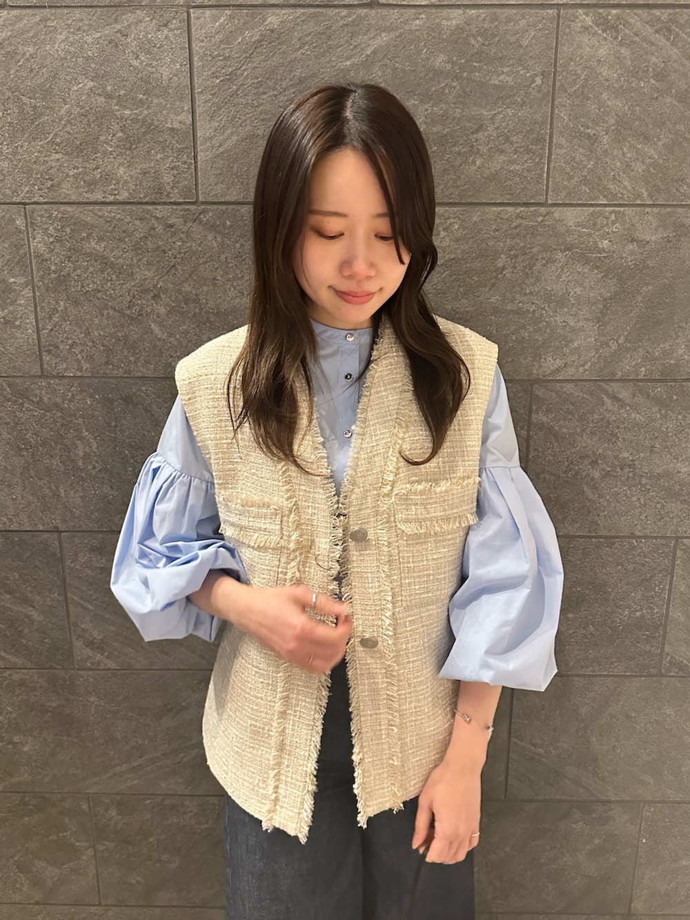ブルー系のシャツ/ブラウス、ブルー系のデニムパンツ、ベージュ系のベストを着用したレディースの冬コーディネートの5枚目の写真