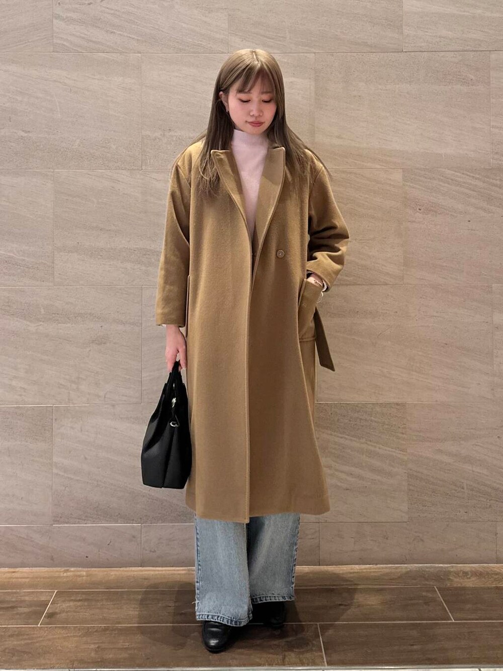 ブルー系のデニムパンツ、ホワイト系のシャツ/ブラウス、ベージュ系のその他アウターを着用したレディースの冬コーディネートの2枚目の写真