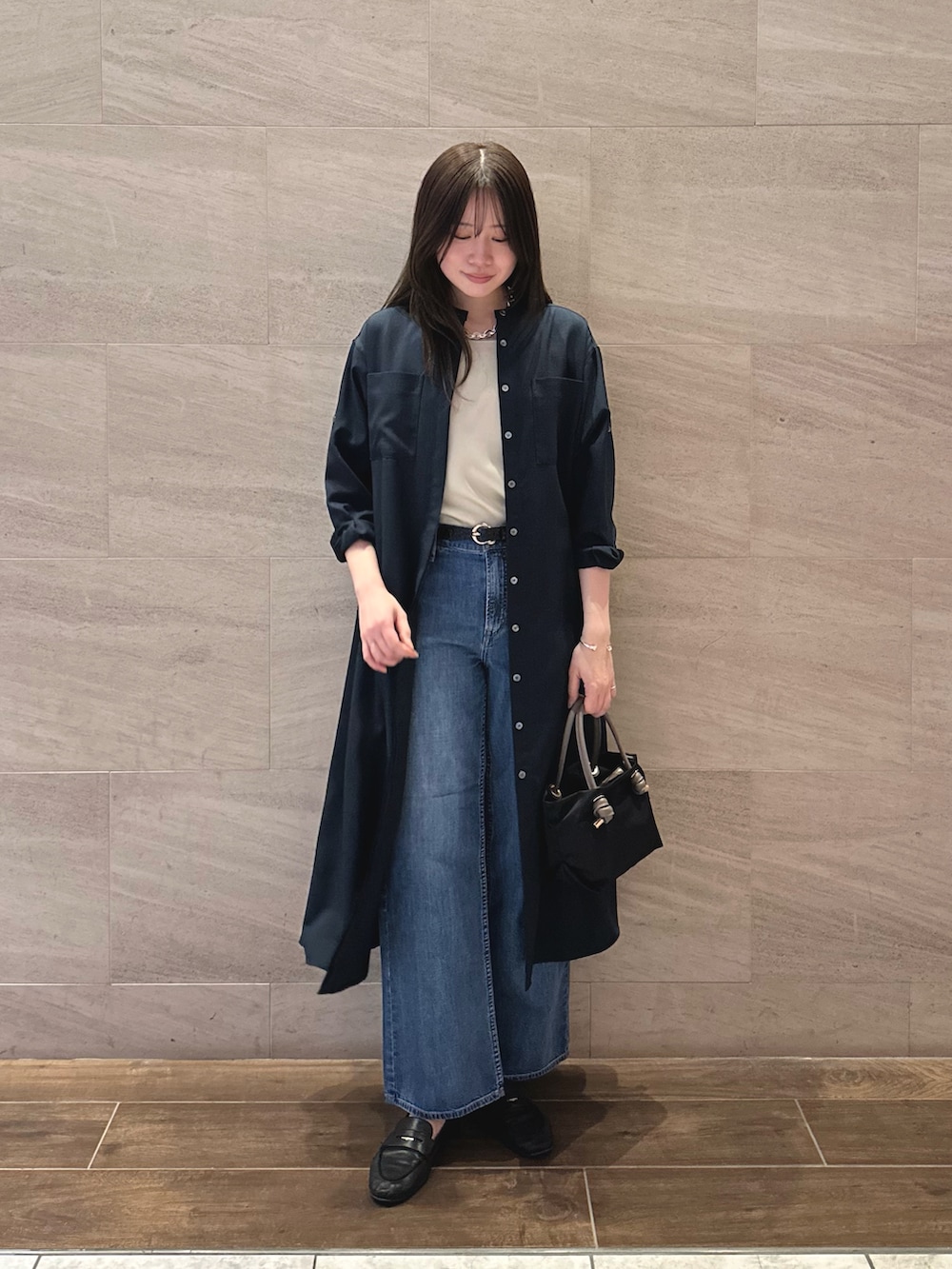 ブルー系のワンピース、ベージュ系のキャミソール、ブルー系のデニムパンツを着用したレディースの春コーディネートの3枚目の写真