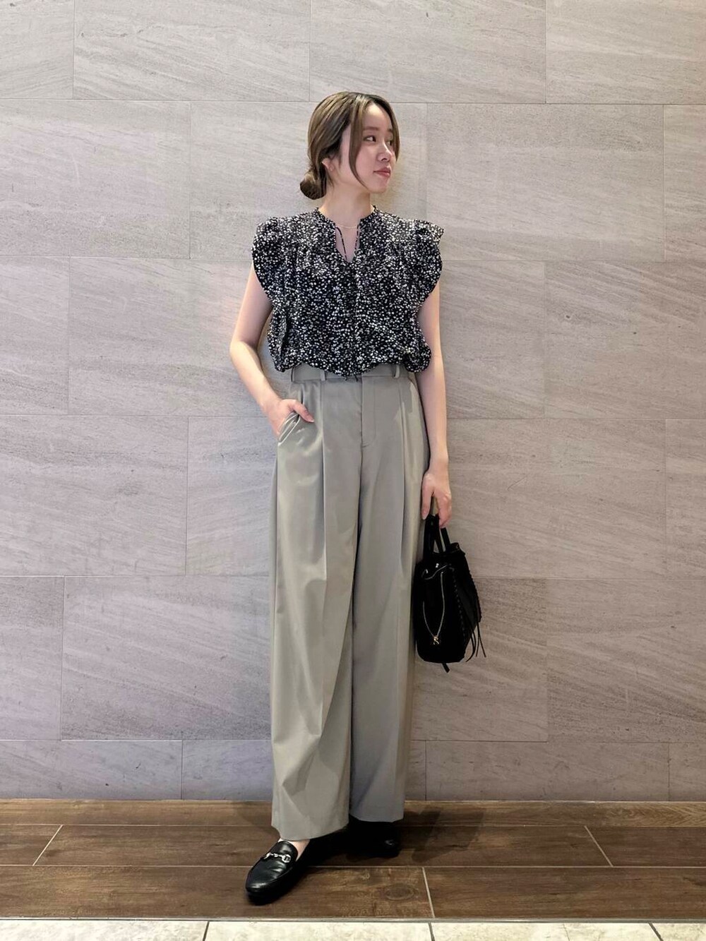 ブラウン系のその他パンツ、ブラック系のシャツ/ブラウス、ブラック系のショルダーバッグを着用したレディースの春コーディネートの3枚目の写真