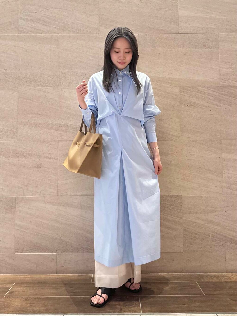 ホワイト系のその他パンツ、ブラウン系のトートバッグを着用したレディースの春コーディネートの2枚目の写真