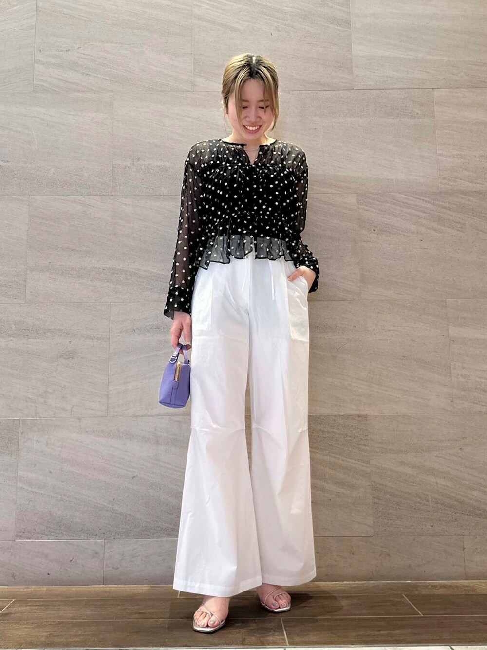 ブラック系のシャツ/ブラウスを着用したレディースの春コーディネートの3枚目の写真