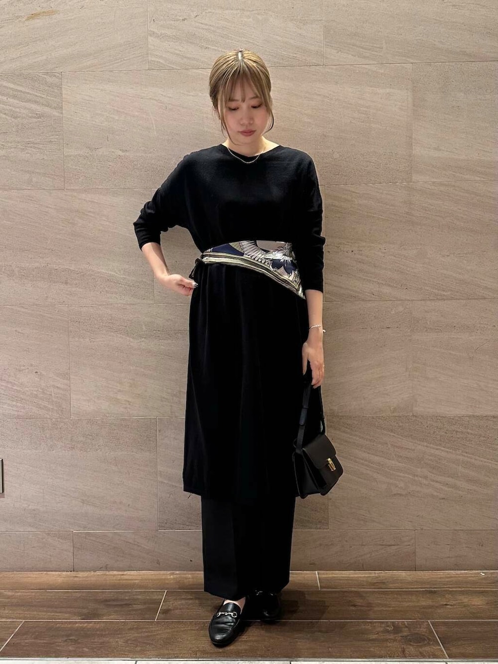 ブラック系のその他パンツ、ブルー系のワンピース、ブラック系のショルダーバッグを着用したレディースの秋コーディネートの4枚目の写真