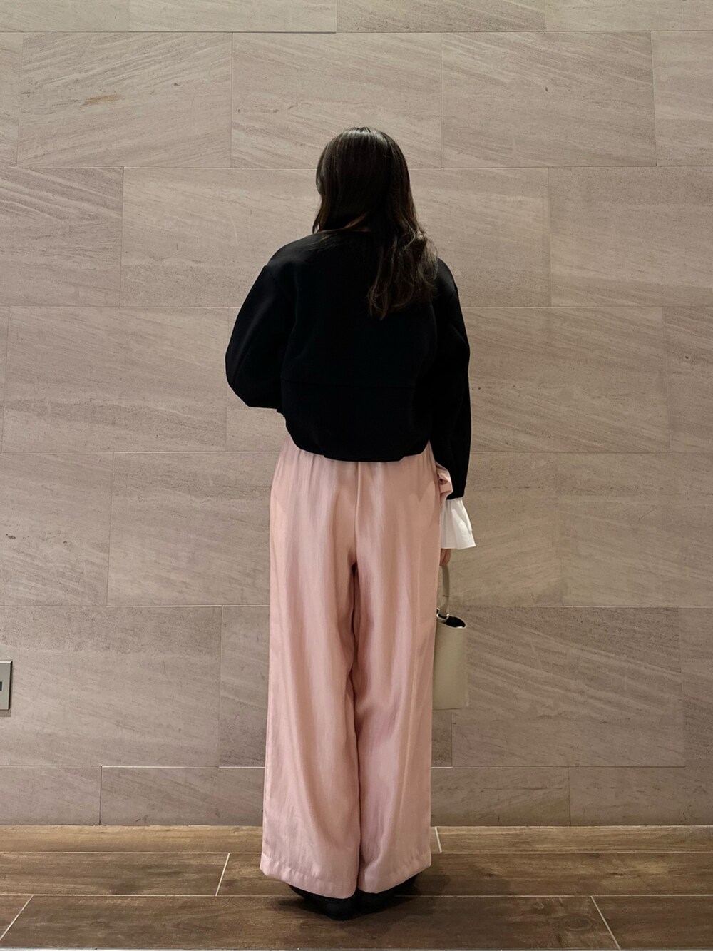 ホワイト系のTシャツ/カットソー、ピンク系のその他パンツ、ブラック系のその他トップスを着用したレディースの秋コーディネートの3枚目の写真