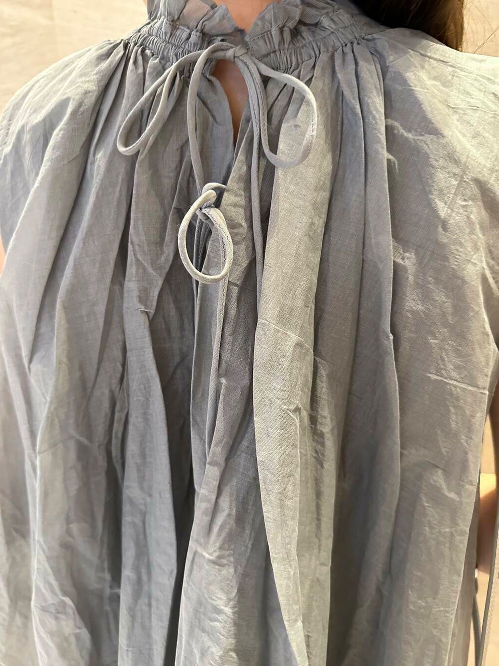 シルバー系のハンドバッグ、ピンク系のその他パンツ、ブラック系のその他シューズを着用したレディースの夏コーディネートの6枚目の写真