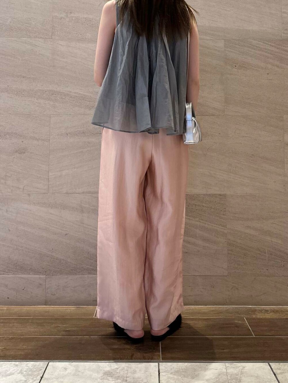 シルバー系のハンドバッグ、ピンク系のその他パンツ、ブラック系のその他シューズを着用したレディースの夏コーディネートの5枚目の写真