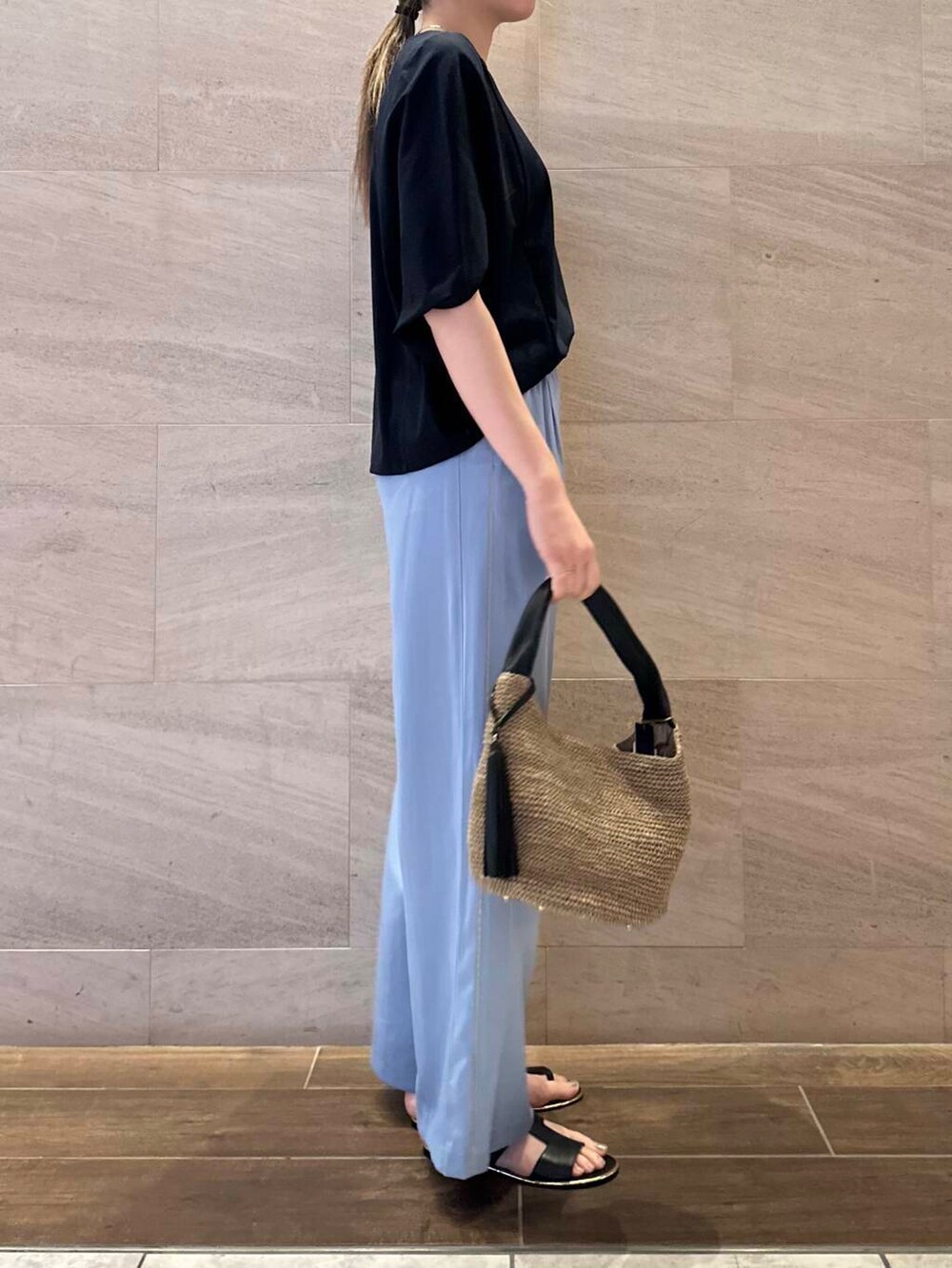 ブラウン系のかごバッグ、ブルー系のその他パンツ、ブルー系のTシャツ/カットソーを着用したレディースの春コーディネートの2枚目の写真