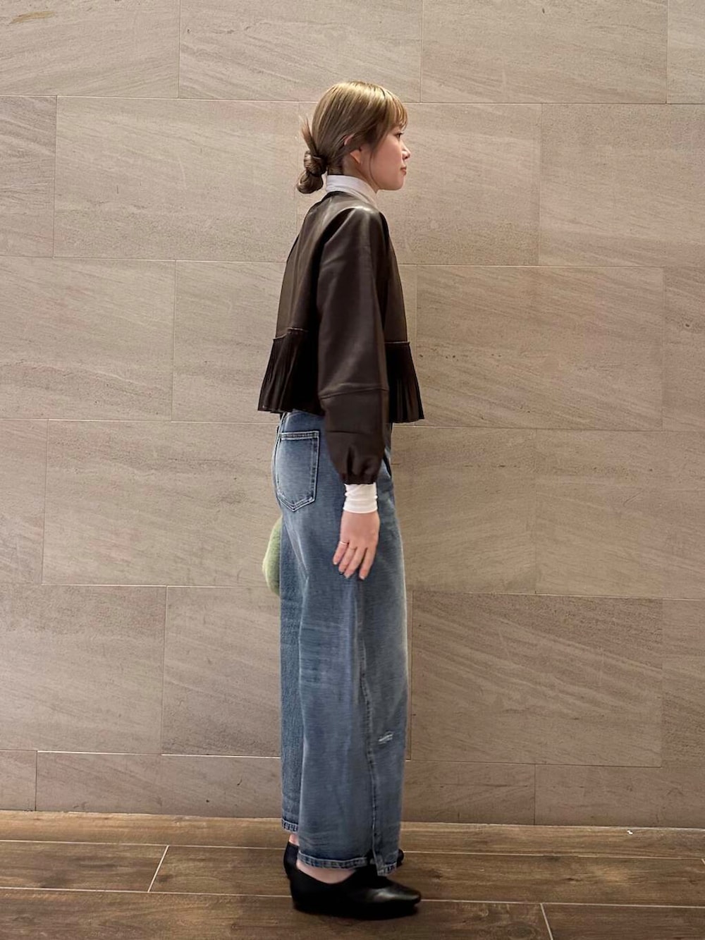 ブラック系のその他シューズ、ブルー系のデニムパンツ、ホワイト系のTシャツ/カットソーを着用したレディースの秋コーディネートの4枚目の写真