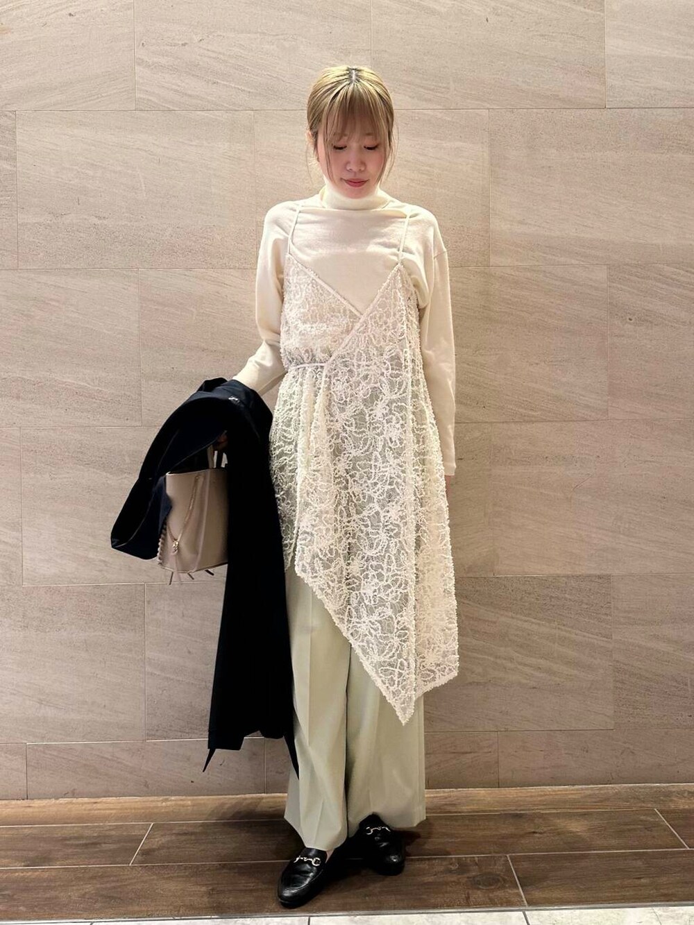 グリーン系のその他パンツ、ベージュ系のショルダーバッグ、ホワイト系のニット/セーターを着用したレディースの冬コーディネートの4枚目の写真