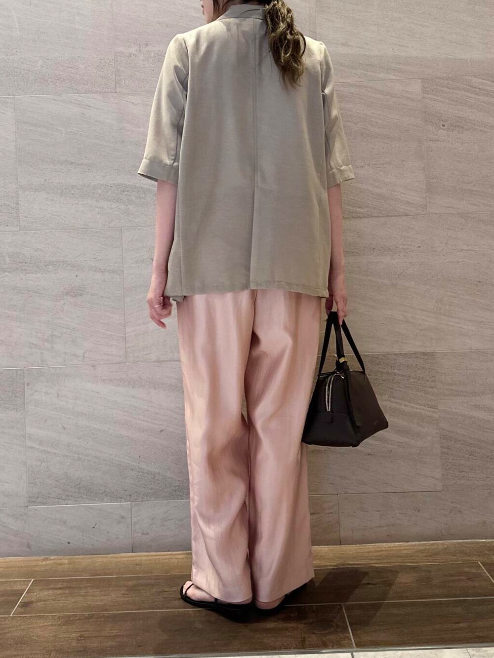 ベージュ系のその他アウター、ホワイト系のTシャツ/カットソー、ピンク系のその他パンツを着用したレディースの夏コーディネートの5枚目の写真