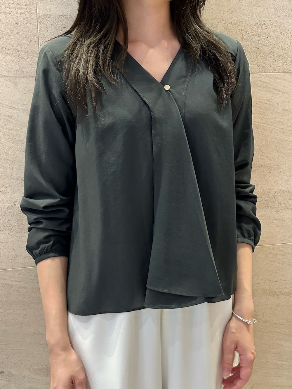 グレー系のシャツ/ブラウス、ホワイト系のその他パンツ、ホワイト系のスニーカーを着用したレディースの秋コーディネートの5枚目の写真