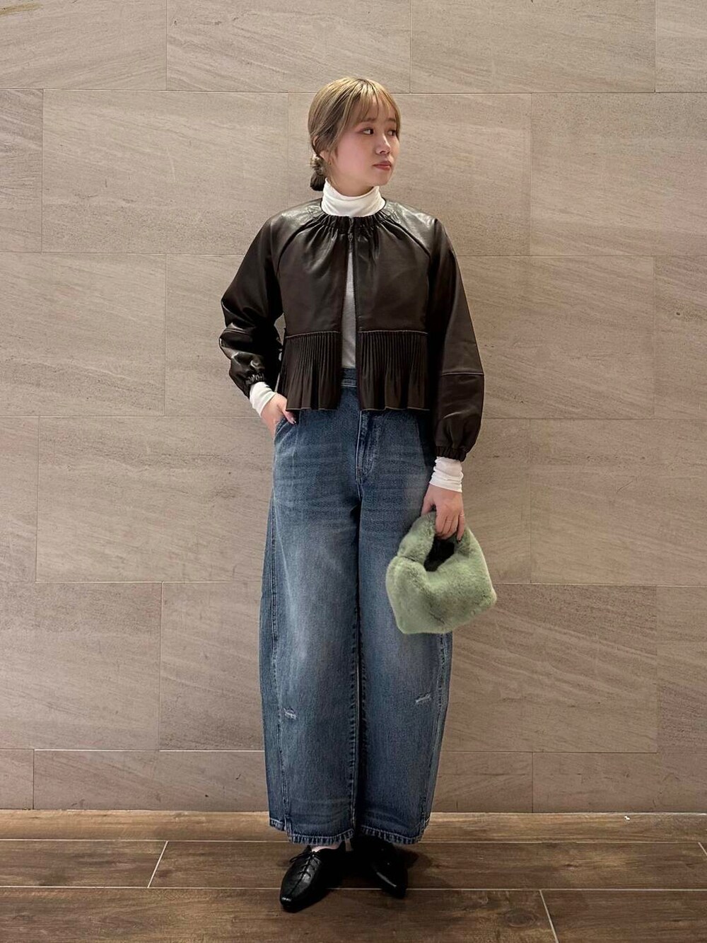 ブラック系のその他シューズ、ブルー系のデニムパンツ、ホワイト系のTシャツ/カットソーを着用したレディースの秋コーディネートの2枚目の写真