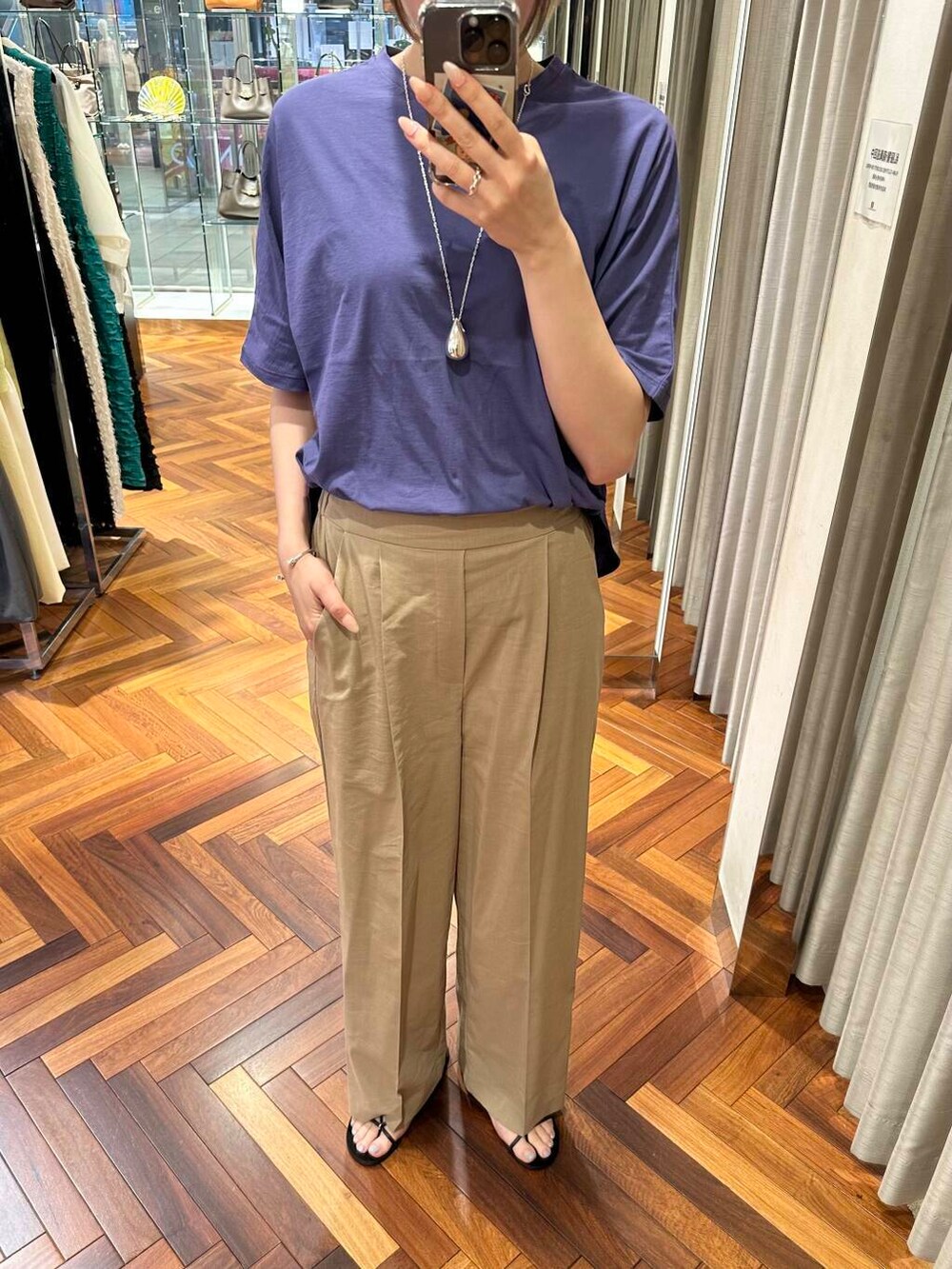 ベージュ系のかごバッグ、パープル系のTシャツ/カットソーを着用したレディースの夏コーディネートの2枚目の写真