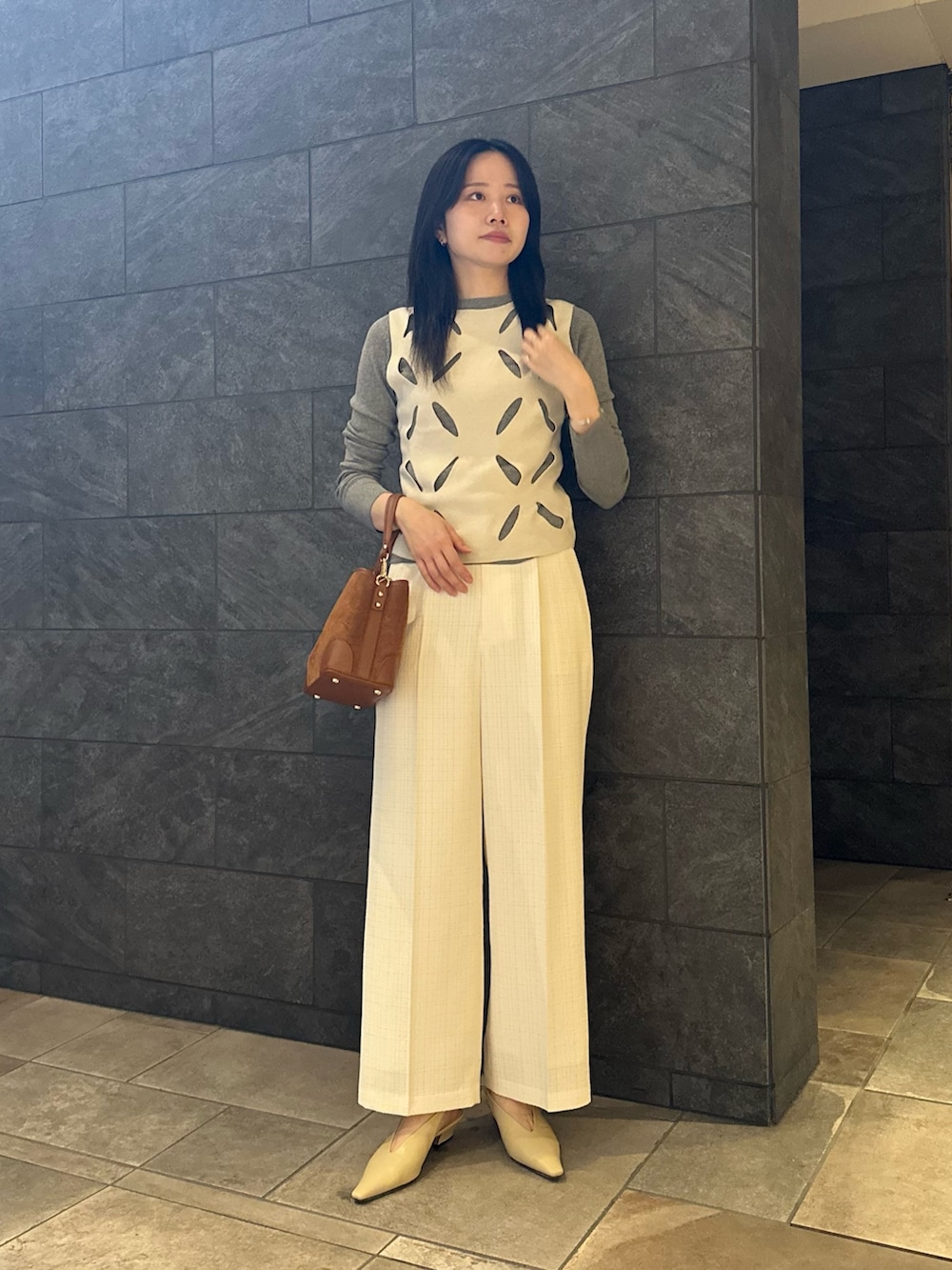 グレー系のニット/セーター、グレー系のニット/セーター、ホワイト系のその他パンツを着用したレディースの秋コーディネートの4枚目の写真