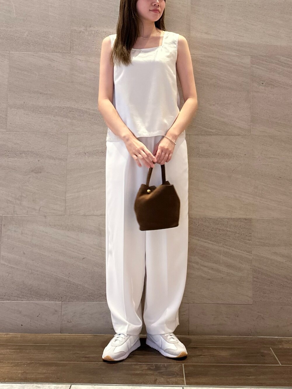 ホワイト系のその他トップス、ホワイト系のスニーカー、ホワイト系のその他パンツを着用したレディースの夏コーディネートの2枚目の写真