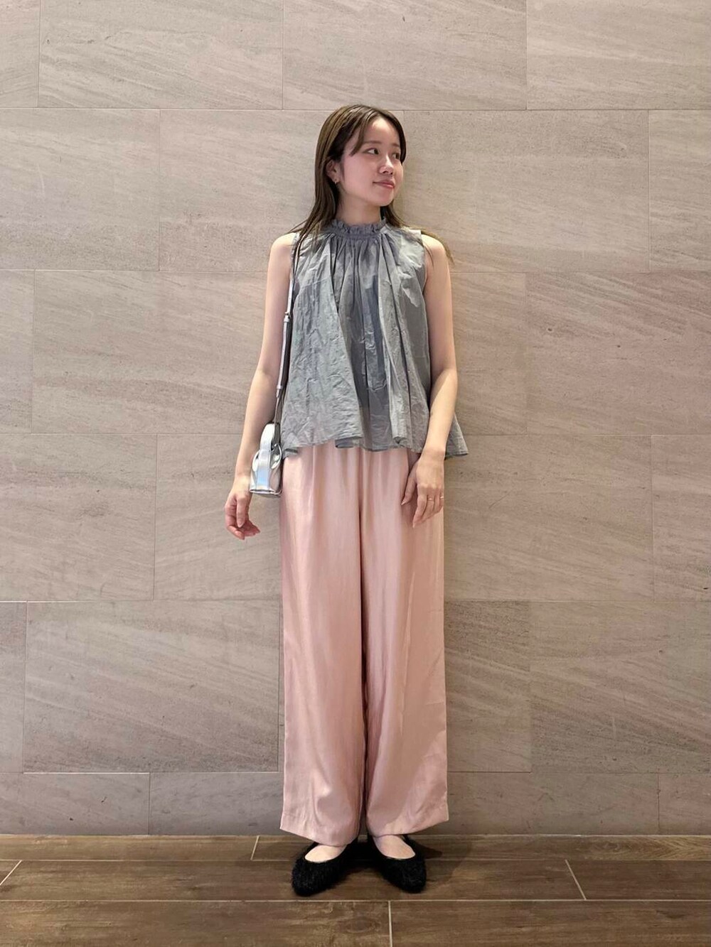 シルバー系のハンドバッグ、ピンク系のその他パンツ、ブラック系のその他シューズを着用したレディースの夏コーディネートの2枚目の写真